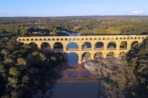 Pont du Gard: En Monumental Romersk Bro och en Djupdykning i Förhistorien!