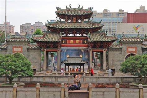 Ancestral Temple of the Huang Family - A Glimpse into Foshan History and Architectural Wonder!