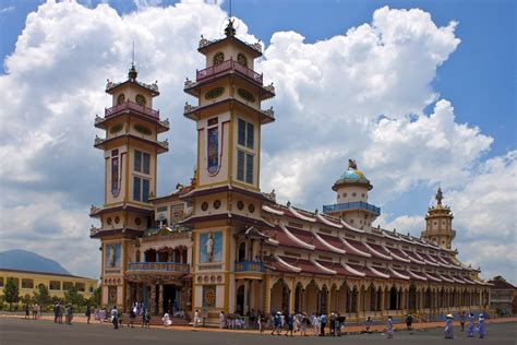 Cao Dai Temple: Ett fascinerande tempel med en unik blandning av religioner!