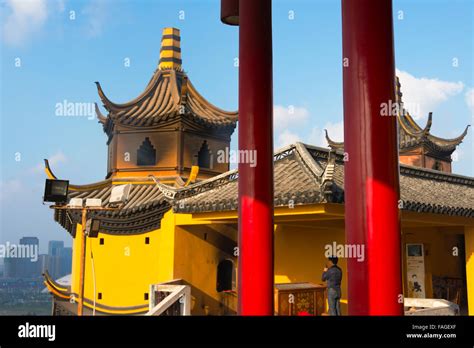  Guangjiao Shenggong Miao - En majestätisk tempelbyggnad med en fascinerande historia!