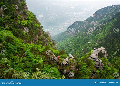 Lushan National Park - En mystisk bergstopp med spektakulära utsikter!