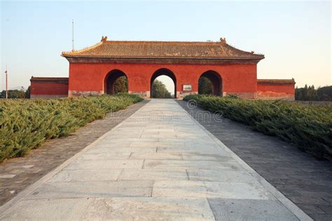  Ming Tombs av Mingdynastiet – En resa genom kinesisk historia och storslagen arkitektur!