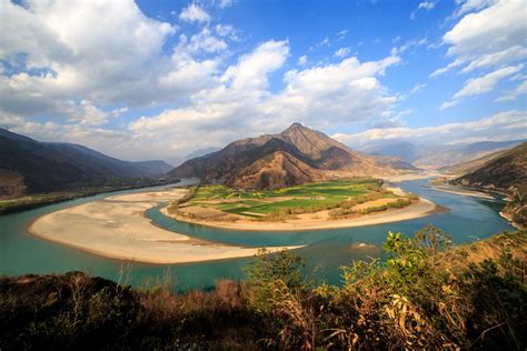   Nujiang River Valley: Känn den mäktiga floden flöda och upplev Puers historiska charm!