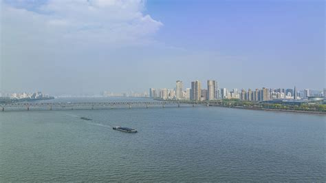 Qiantang River Scenic Area – En Långsträckt Skönhet Med Historiska Anknytningar!