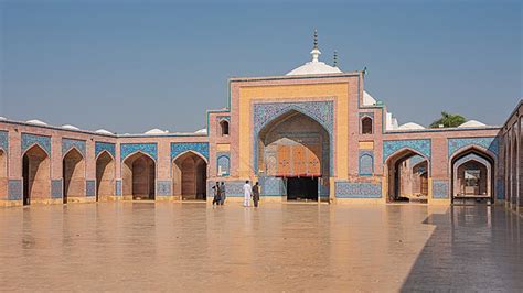  Shah Jahan Mosque i Thatta: En storslagen arkitektonisk juvel med mystiska hemligheter!