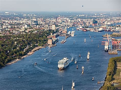 Spielbudenplatz: En Levnadsglad Scen För Rolighet och Historia i Hamburgs Hamn!