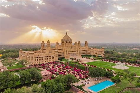 Umaid Bhawan Palace: En lysande juvel av Art Deco-arkitektur och en plats för kunglig historia!