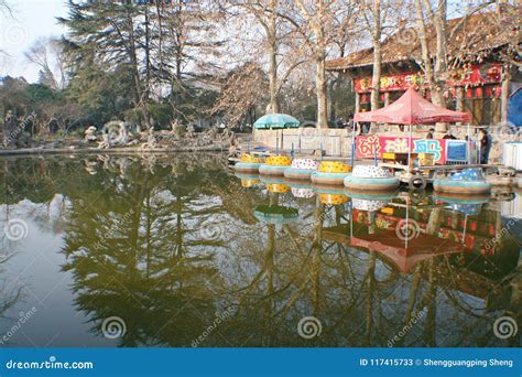  Wangcheng Park: En historisk oas med en vacker sjö!