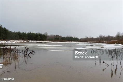 Wǔcháng Cráter Lake – En mystisk vulkanisk sjö med häpnadsväckande utsikter!