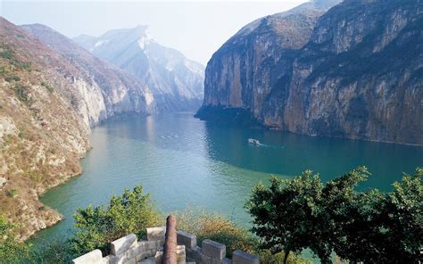  Xiling Gorge's Majestic Beauty and Breathtaking Waterway Adventures!