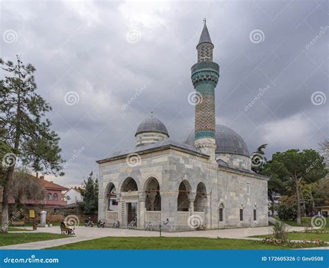 Yenişehir Camii: En ståtlig oas av historia och islamisk arkitektur i Bursa!